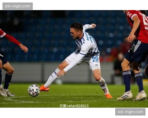 半场战报:格拉纳达0-0奥萨苏纳,场面胶着,两队均未能成功将球有效输送至进攻三区肋部 半场战报:格拉纳达0-0奥萨苏纳,场面胶着,两队均未能成功将球有效输送至进攻三区肋部