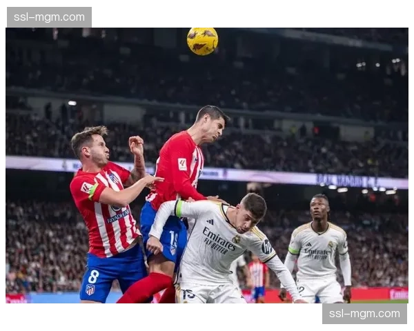 镜头捕捉：马竞前锋德佩中场抢断后长途奔袭60米完成射门