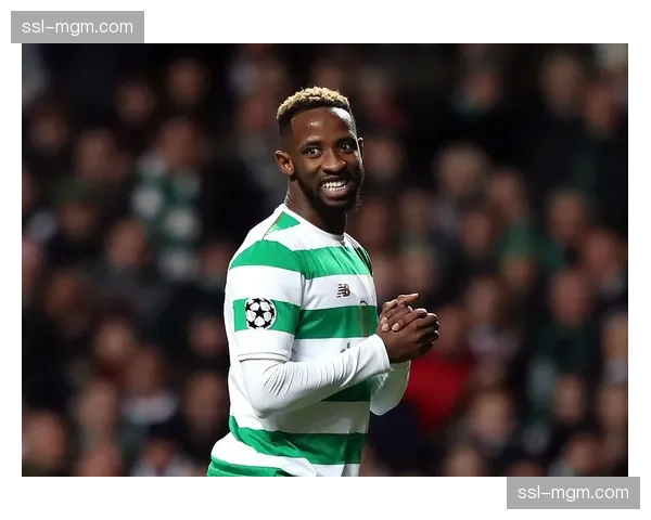 转会动态:多家媒体称,里昂已为队内新星设定不低于8000万欧的解约金条款 转会动态:多家媒体称,里昂已为队内新星设定不低于8000万欧的解约金条款